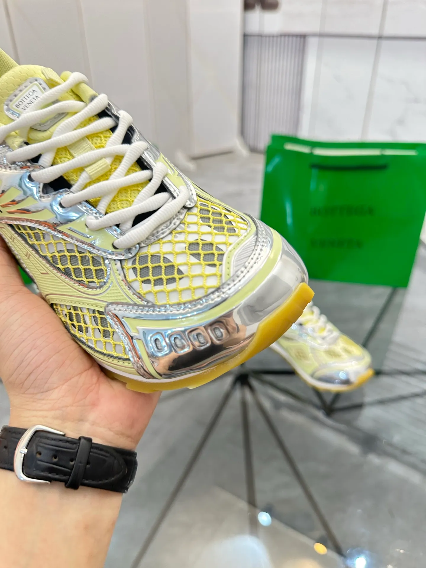 Factory men's shoes 💰: 620💰 (top version) BV Orbit sneakers Wang Yibo's same style couple's dad shoes Runner sneakers, made of lightweight technical mesh fabric. Matched with geometric pattern designed rubber outsole Wang Zha series high version Look for the package craftsmanship The actual height is much higher, but the legs are still slim. Very nice and playable and durable Matching to the standard 💯 Package shoe technology Look for the high version The outsole is made of color-blocked TPU outsole Women's model 35 36 37 38 39 40 41 (40 41 customized) Men's model 38 39 40 41 42 43 44 45. (Customized size 38 45.46) No. H345